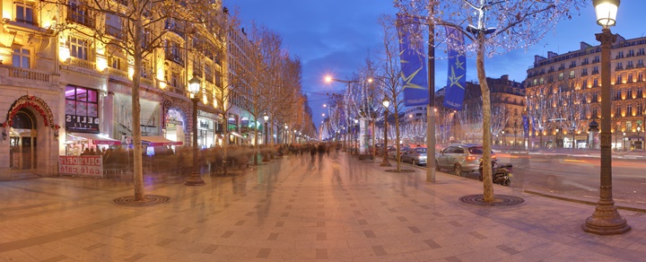 paris şanzelize caddesinin gece görüntüsü