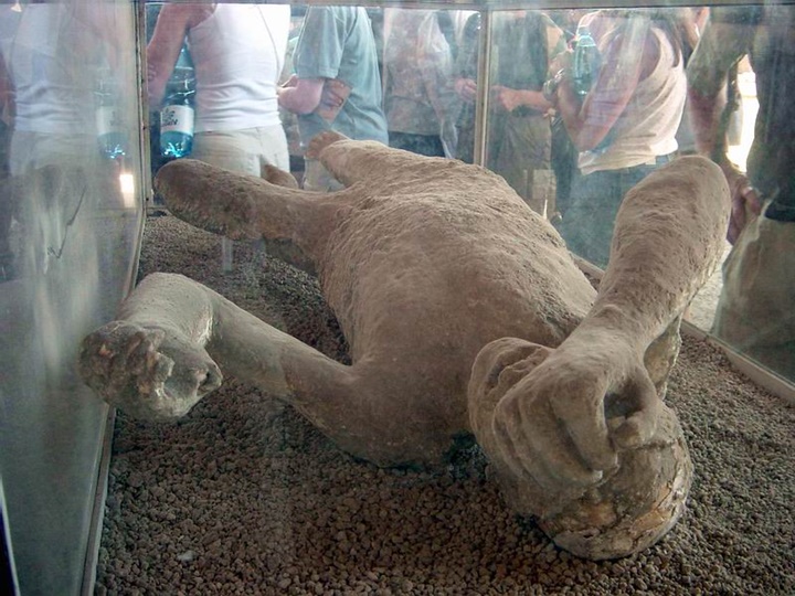 pompeide taşlaşmış insanlar