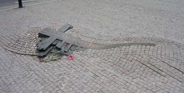 Jan Palach'ın işaretlendiği tahta hac- jan palach anıtı