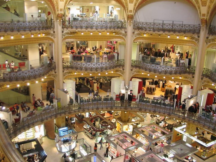 Paris Galeries Lafeyette Alışveriş Merkezinin içi_ Paris Alışveriş Merkezinin içi