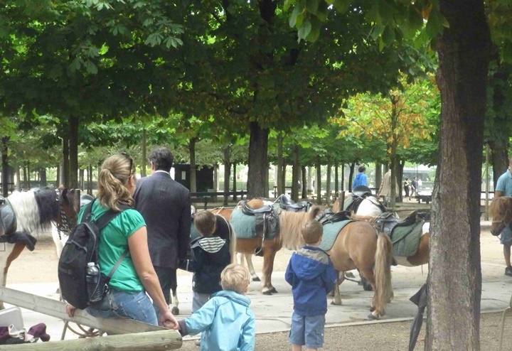 Paris Lüksemburg Bahçesinde çocuk alanları