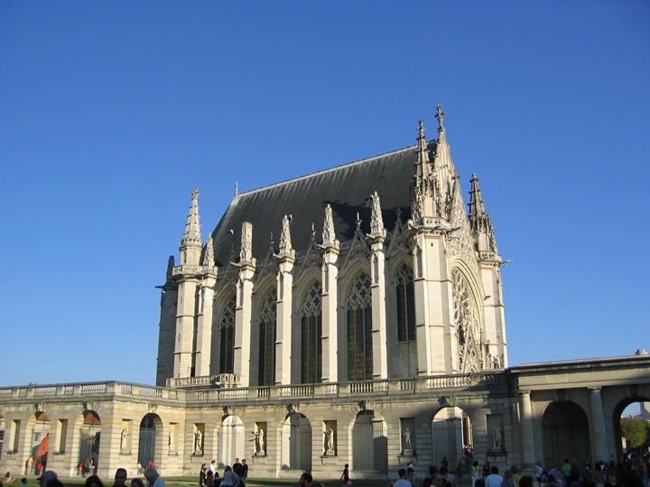 Paris Sainte Şapelinin hikayesi ve yapılış amacı