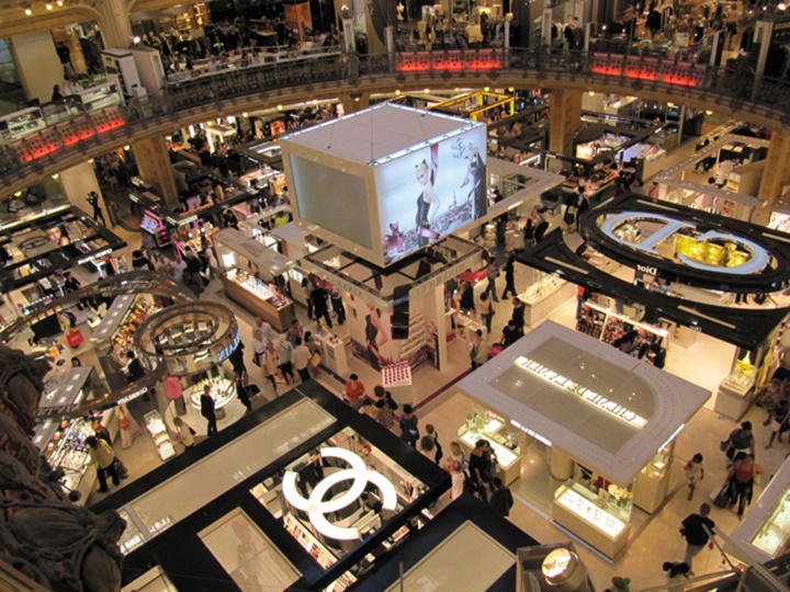 Paris galeries lafeyette alışveriş merkezinin içinde yer alan mağazalar