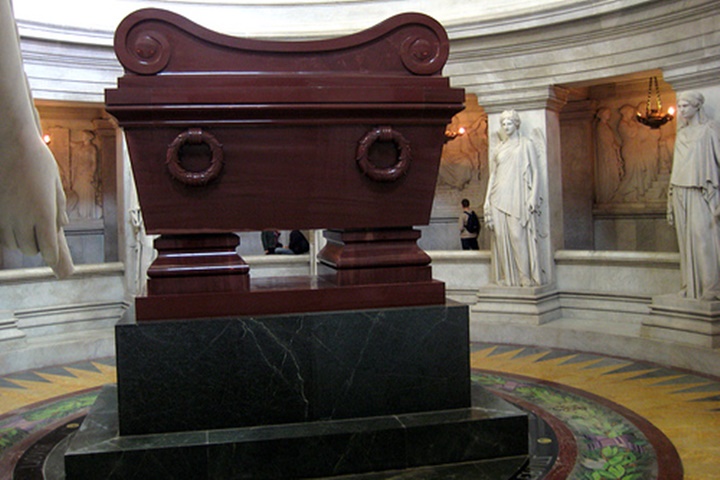 Paris les invalides müzesinin içinde sergilenen eserler