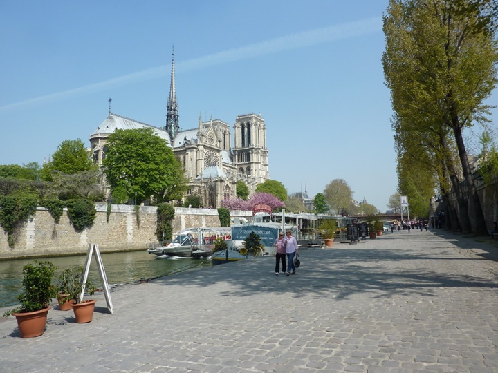 Paris sen nehri kıyısında yürüyüş