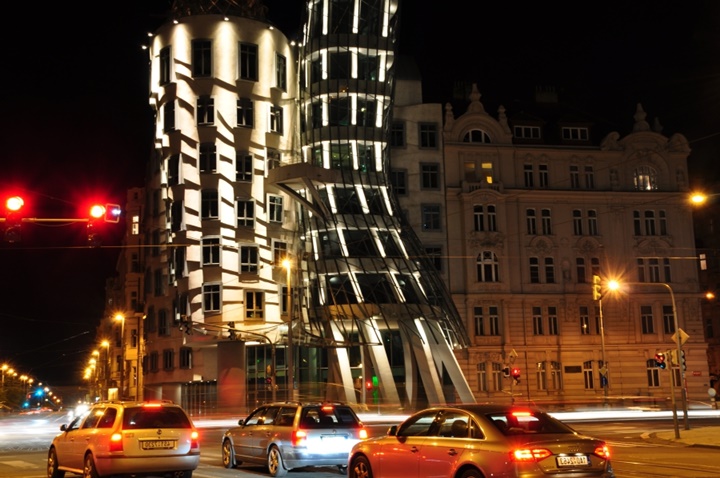 Prag dans eden evin hikayesi - Prag dans eden evin gece fotoğrafları