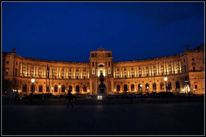 Viyana Hofburg Sarayının gece fotografı
