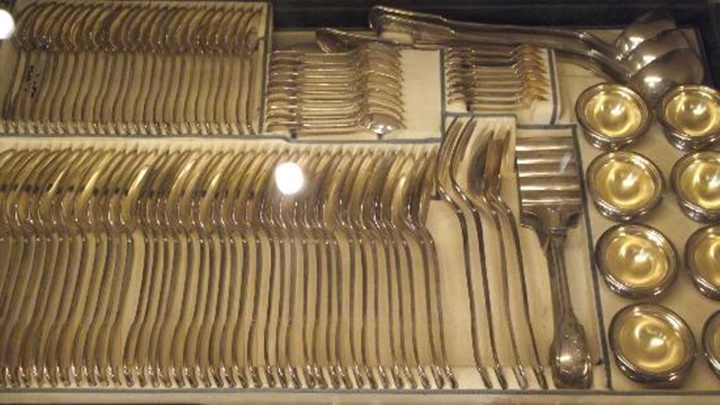 Viyana Hofburg sarayında sergilenen gümüş koleksiyonundan örnekler