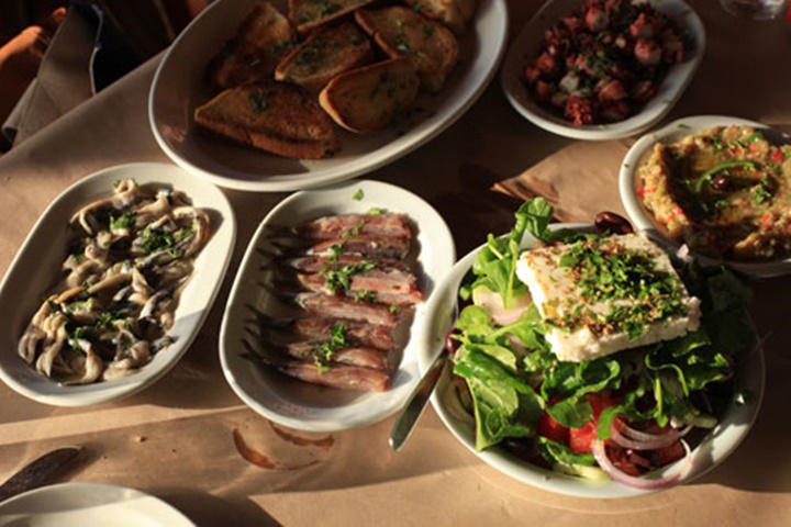 midilli adasında tuzlanmış balık - midilli adasının en meşhur yemekleri