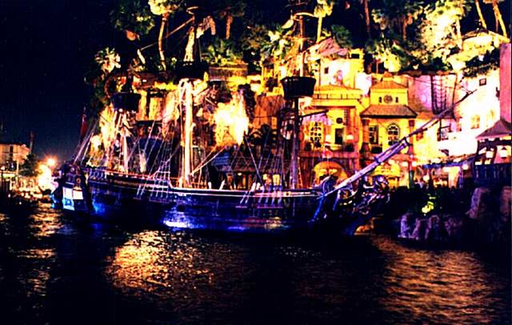 Treasure's island otelinin önündeki show - Sirens of ti show