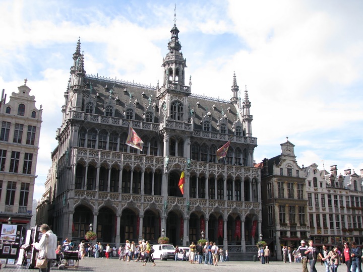 Brüksel belediye sarayının içinde sergilenen eserler