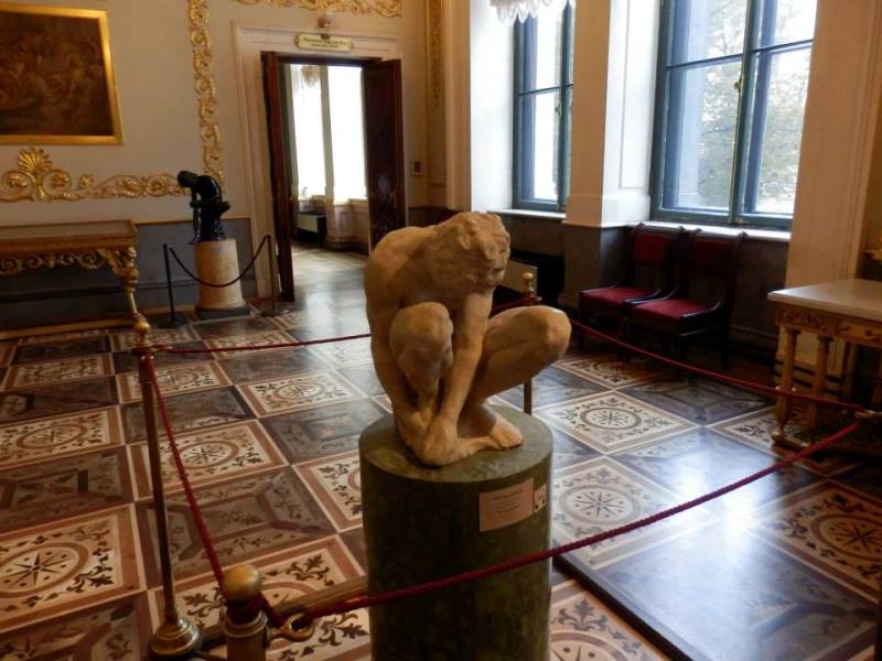 Michelangelo çömelen adam heykeli