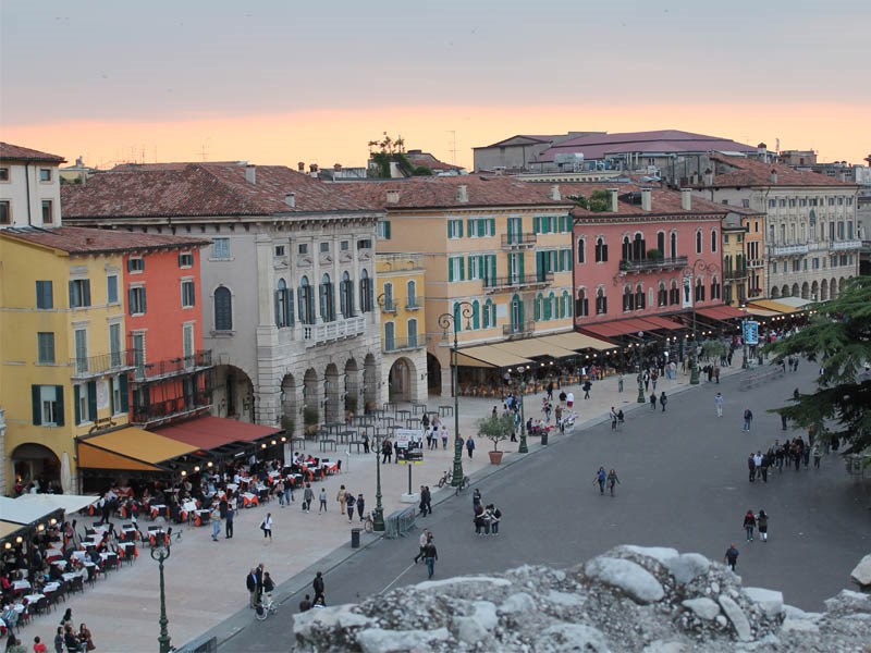 veronada gezilecek yerler - Piazza bra ( Ana meydan )