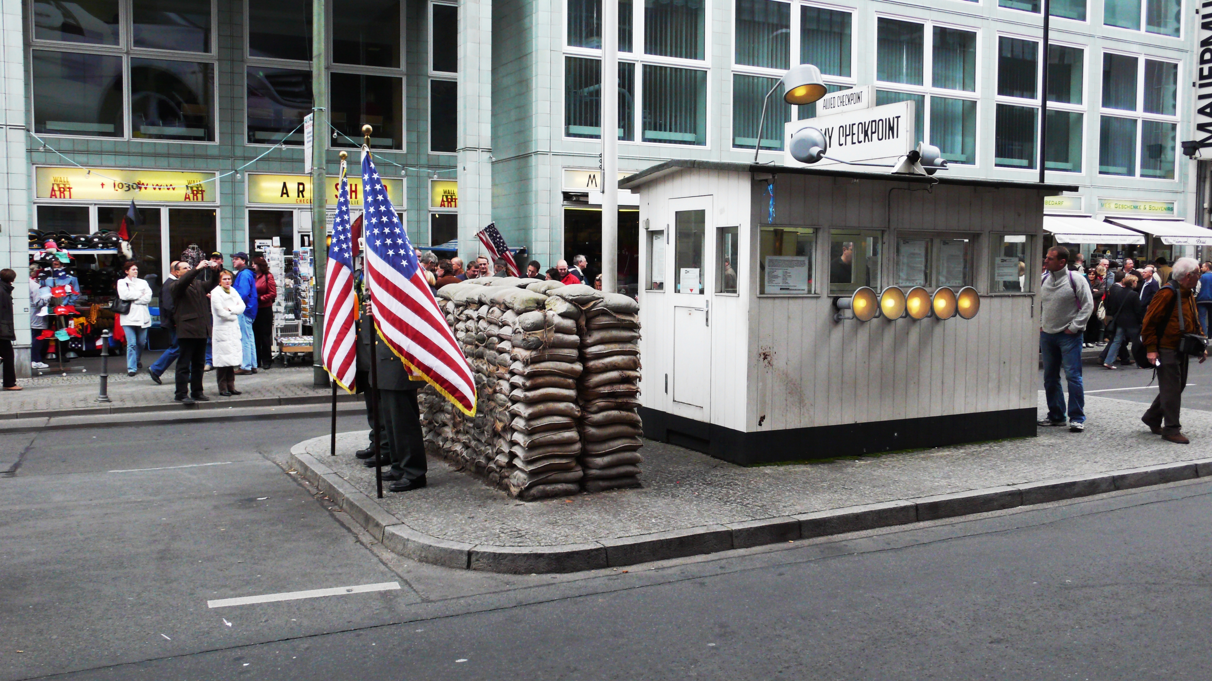 Checkpoint Charlie ve Berlin Duvarı