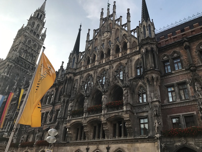 Münih Neues Rathaus (Yeni Belediye Sarayı)