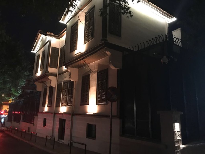 Atatürk evi müzesinin gece görünümü