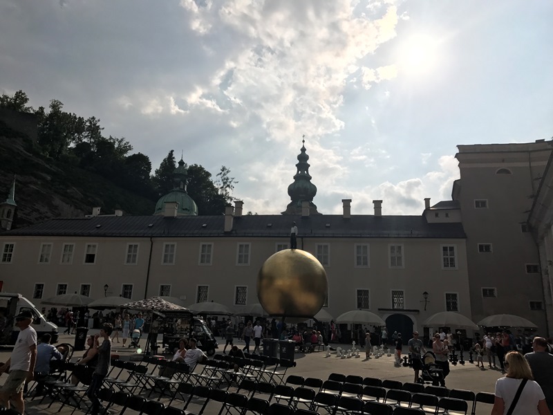 salzburg Golden ball heykeli