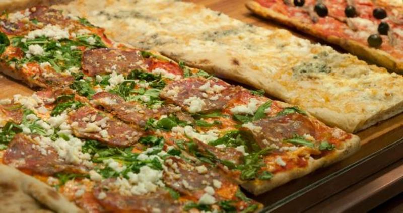 İtalya'nın sokak lezzetleri - dilim pizza