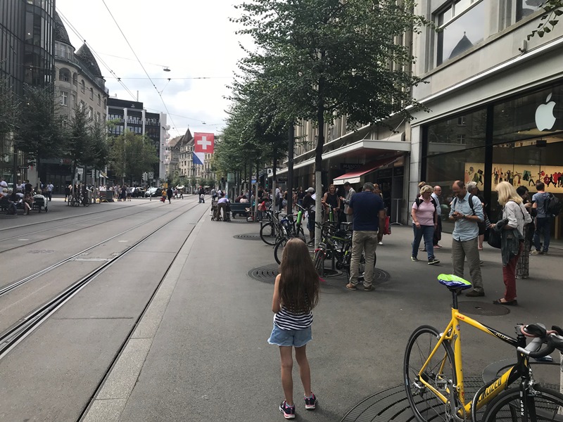 Zürih gezilecek yerler - Zürih Bahnhofstrasse caddesi