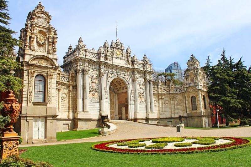 Dolmabahçe sarayını kim yaptırdı