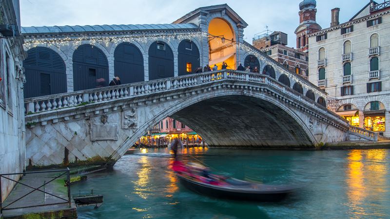 Venedik Rialto Köprüsü