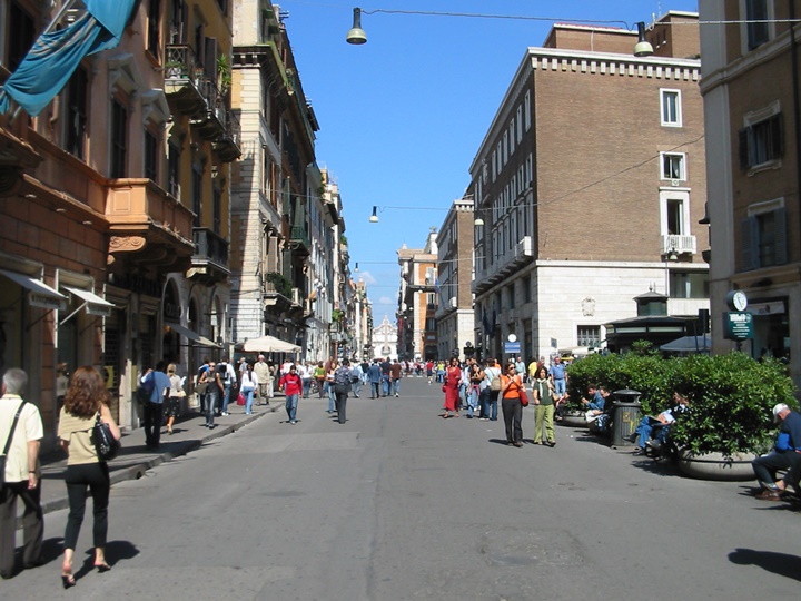 Roma-Via-Del-Corso-caddesi-Roma-alışveris