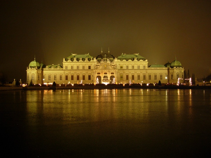 Viyana Belvedere Sarayının gece resmi