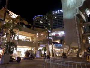Hollywoodda yer alan alışveriş merkezi.jpg